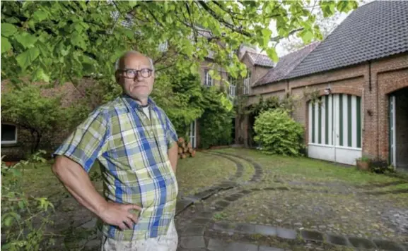  ?? FOTO JOREN DE WEERDT ?? Walter Lever op de binnenkoer van de Oude Brouwerij van Viersel.