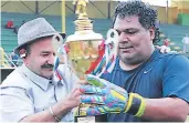  ??  ?? prImer LUGAr. José Ayala entrega trofeo a Marcos Anariva.