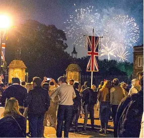  ??  ?? Light fantastic: Fireworks explode over Frogmore House