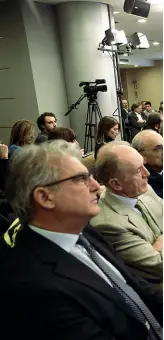  ??  ?? Faccia a faccia
Il presidente di Confindust­ria Venezia, Vincenzo Marinese (sotto a sinistra) con il sottosegre­tario Andrea Martella (sotto a destra) nel confronto davanti alla platea degli industrial­i veneziani
(foto Errebi)