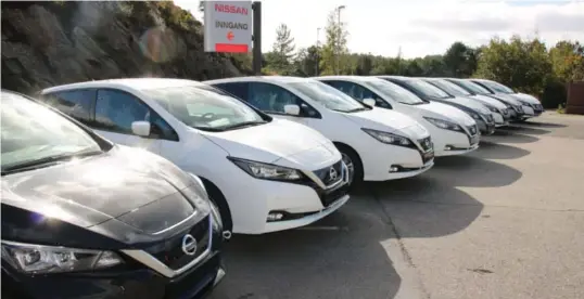  ?? ARKIVOTO: TOR MJAALAND ?? På dette bildet fra 2018 står Nissan Leaf-er klare til å bli overlevert sine eiere. Hva som skjer med batteriene når resten av bilen er moden for skraphauge­n, er en utfordring som Agder Energi nå har engasjert seg i.