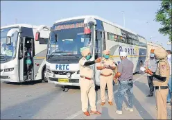  ?? PTI PHOTO ?? Police personnel outside buses that reached Amritsar with pilgrims from Nanded. n