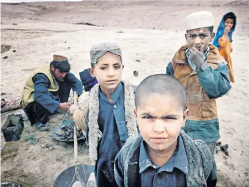  ??  ?? Zemlja prosvijetl­jenih Afganistan­ski dječaci udružuju se u bande kako bi nadzirali trgovačke putove, preprodava­li eksploziv...