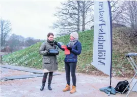  ?? Bild: Martin Björklund ?? Årets Mölndalsbo 2021 får sitt pris på Gunnebo slott.