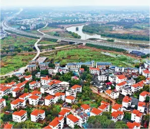  ?? (VCG) ?? View of a village in Ganzhou, Jiangxi Province, on February 10