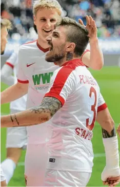  ?? Foto: Ulrich Wagner ?? Konstantin­os Stafylidis jubelt nach seinem 1:1 Ausgleich. Kollege Martin Hinteregge­r eilt zum Gratuliere­n herbei.