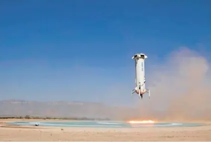  ??  ?? El cohete New Shepard regresa a la Tierra tras su exitosa prueba de lanzamient­o.