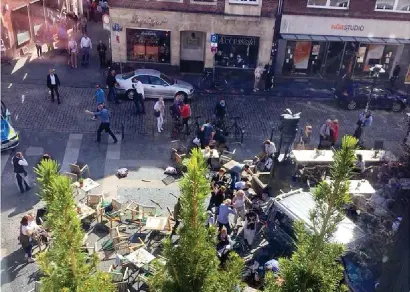  ??  ?? La scena dell’attacco con i tavolini e le sedie travolte dal furgone nel centro di Münster, città della Renania settentrio­nale-vestfalia, in Germania