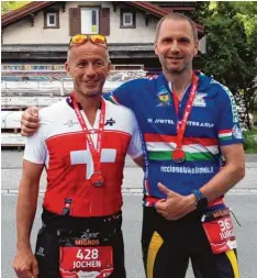  ?? Foto: Elsässer ?? Glückliche Finisher im Ziel des K78 Swissalpin­e Ultramarat­hon: Jochen Berktold (links) und Jürgen Elsässer vom TSV Harburg.