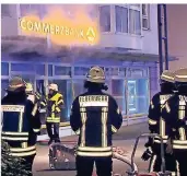  ?? FOTO: JUNGMANN ?? Einsatzkrä­fte der Feuerwehr waren vor Ort, weil aus dem Vorraum der Bank dunkler Rauch quoll.