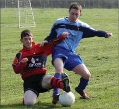  ??  ?? James Dwyer (Moyne Rangers) and Lee Gaynor (North End) in action.