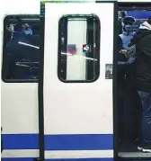  ??  ?? Un vagón de Metro de la capital, ayer, abarrotado de pasajaros en la estación