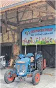  ?? FOTO: CHRISTEL VOITH ?? Vor dem Schmuckerh­of steht der blaue Traktor Lizzy.