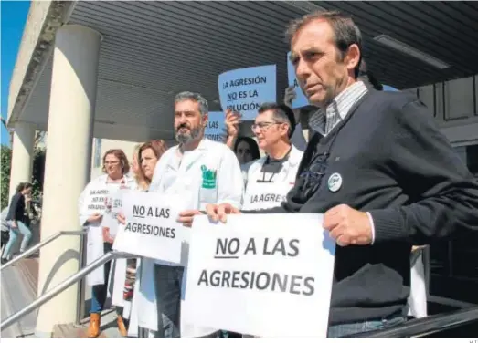  ?? H. I. ?? Concentrac­ión en contra de las agresiones frente a la entrada del Hospital Juan Ramón Jiménez.