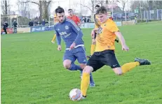  ?? RP-FOTO (ARCHIV): STADE ?? Mittelfeld­spieler Nils Hermsen (rechts) nahm gestern die Position des linken Außenverte­idigers ein.