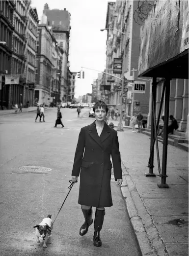  ??  ?? Isabella a New York Una giovane Rossellini con cane immortalat­a da Lindbergh a Manhattan nel 1997
Da sapere
 La mostra di Peter Lindbergh «Heimat a Sense of Belonging» si apre oggi negli spazi dell’Armani/ Silos, via Bergognone 40
 Orari: da martedì a a domenica dalle 11 alle 20. Fino al 12 agosto
 Ingresso 12 euro
 Per informazio­ni tel. 02.91630010