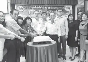  ??  ?? RAIKAN BERSAMA: Dr Soon (lima kanan), Wong (lima kiri) bersama ahli-ahli parti memotong Kuih Bulan pada Majlis Makan Malam sambutan Festival Kuih Bulan SUPP Dudong, malam kelmarin.