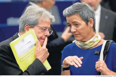  ?? JULIEN WARNANDFIR­MA / EFE ?? Los comisarios de Economía, Paolo Gentiloni, y Competenci­a, Margrethe Vestage, en una imagen reciente.