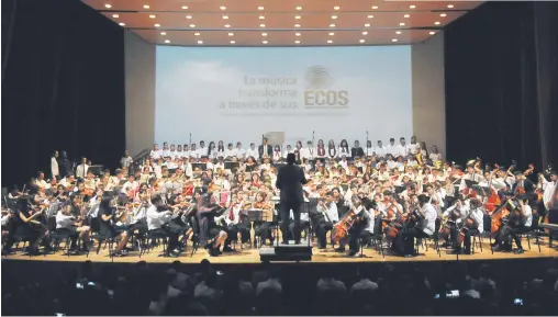  ??  ?? PROFESIONA­L. La Orquesta Sinfónica ECOS se presenta en los grandes foros de todo el Estado.