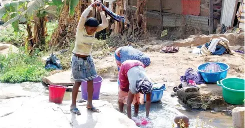  ?? MACJOHN AKANDE ?? People washing clothes at Jafi stream in Kubwa, Abuja yesterday.