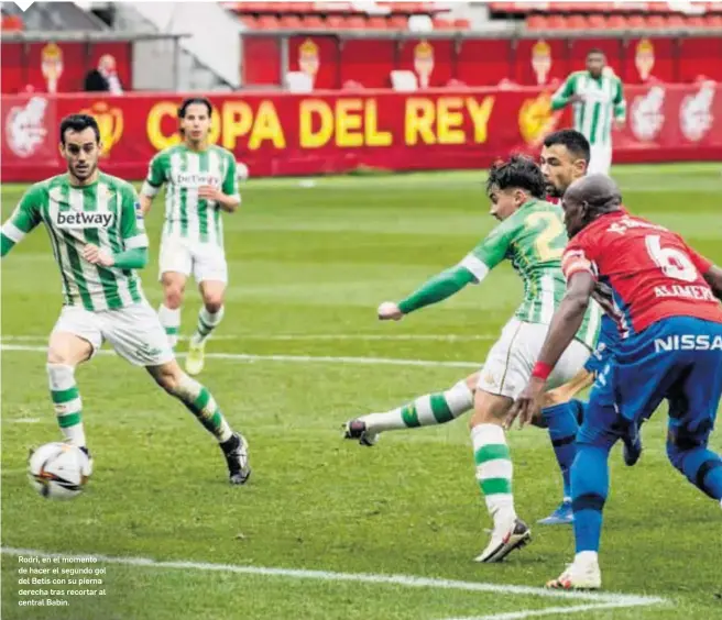  ?? RBB ?? Rodri, en el momento de hacer el segundo gol del Betis con su pierna derecha tras recortar al central Babin.