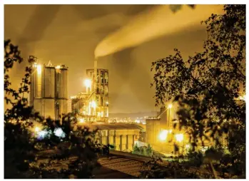 ??  ?? L’usine Calcia rejette 350 000 à 450 000 tonnes de CO2 par an (Photo Vincent Moreau).