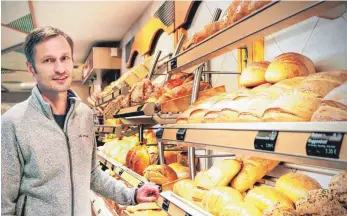  ?? FOTO: ANDREAS SPENGLER ?? Wer sonntags zu seinen Brötchen noch Wurst oder Käse kaufen möchte, wartet bei Daniel Keck in der Bäckerei in Schemmerho­fen vergebens. Obwohl alles im Regal vorhanden wäre. Die Behörden haben ihm den Verkauf untersagt.