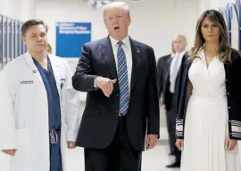  ?? AFP ?? Donald Trump habló con el médico Igor Nichiporke­nko, les acompaña Melania Trup/