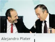  ?? BILD: SN/APA/TECHT ?? Vermutlich der neue starke Mann der Telekom Austria: Alejandro Plater (l.) mit Hannes Ametsreite­r.