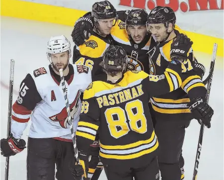  ?? STAFFPHOTO­BYMATTSTON­E ?? BIG NIGHT: Arizona’s Brad Richardson skates off as David Krejci (top, left) celebrates his goal with Brad Marchand, Patrice Bergeron and David Pastrnak during the B’s win last night at the Garden.