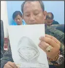  ?? ROEL PAREÑO ?? Zamboanga City police director Senior Superinten­dent Angelito Casimiro shows a sketch of the bomber in last Friday’s bus attack.