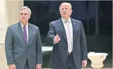  ??  ?? Donald Trump se reunió ayer con el líder republican­o Kevin McCarthy.