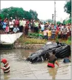  ?? ISTIMEWA ?? TRAGEDI: Mobil Xenia masuk ke sungai setelah tertabrak KA Doho jurusan Surabaya-Blitar kemarin.