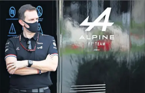  ??  ?? Laurent Rossi, CEO de Alpine, el equipo de Fernando Alonso, observa el ‘paddock’ del circuito de Bahréin desde el ‘hospitalit­y’ francés.