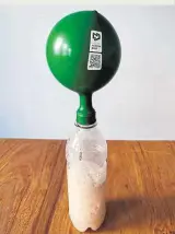  ?? ?? Mit dem Experiment kannst du Hefe und seine Wirkung ganz einfach mit einer PETFlasche, Wasser, Zucker und einem Luftballon eindeutig nachweisen