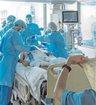  ?? // EFE ?? Casi 6.500 personas estaban hospitaliz­adas ayer por Covid en España