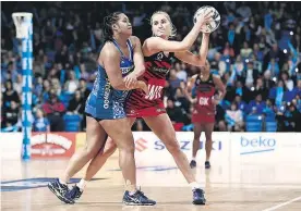  ?? Picture / Photosport ?? Hayley Saunders (right) gets the better of Mystics rival Elisapate Toeava in yesterday’s thumping win for the Tactix.