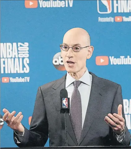  ?? FOTO: AP ?? Adam Silver, Comisionad­o de la NBA, en un acto con los medios de comunicaci­ón