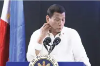  ?? JANSEN ROMERO ?? IRITADO?
Nagtatalum­pati si Pangulong Rodrigo Duterte nang dumalo sa inagurasyo­n ng bagong Sangley Airport sa Cavite, nitong Sabado.