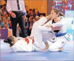  ?? HONG MENEA ?? Jessa Khan (right) searches for a tighter hold on her opponent, during the women’s ne-waza ju-jitsu event at last year’s SEA Games.