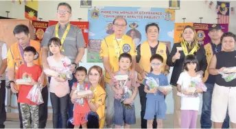  ?? — Photo by Roystein Emmor ?? Hiew (back row, third left), Ellis (back row, second right), Ling (back row, third right), and Lai (back row, second left) in a group photo with some of the young recipients.