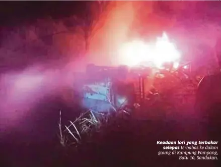  ?? [FOTO IHSAN PEMBACA] ?? Keadaan lori yang terbakar selepas terbabas ke dalam gaung di Kampung Pampang, Batu 10, Sandakan.