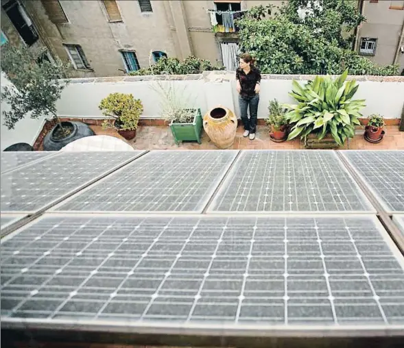  ??  ?? La instal·lació de plaques solars en edificis d’habitatges i en unifamilia­rs va guanyant terreny