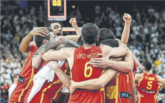  ?? Foto: EFE ?? Los jugadores de la selección española, celebrando ayer la victoria ante Alemania que les da el pase a la gran final del Eurobasket