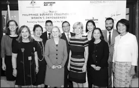  ??  ?? Australian Foreign Minister Julie Bishop MP (center right) is joined by Australian Ambassador Amanda Gorely (center left), Investing in Women CEO Julia Newton-Howes (left), PhilWEN chairperso­n Ma. Aurora Geotina-Garcia (right) and founding members of...