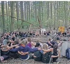  ?? FOTO:DPA- ?? Aktivisten sitzen im Hambacher Forst im Kreis zusammen.