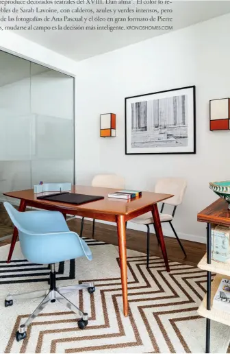  ??  ?? En el despacho, mesa danesa, sillas de los 50, alfombra de rafia y, en la pared, fotografía de Ana Pascual, todo en Rue Vintage 74.