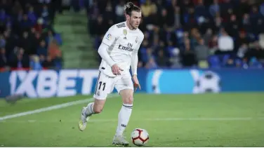  ??  ?? ↑
Gareth Bale has not played since injuring his calf during a game for Wales on Oct.13 and his trip to England has prompted speculatio­n he will seek an exit from Madrid in January.