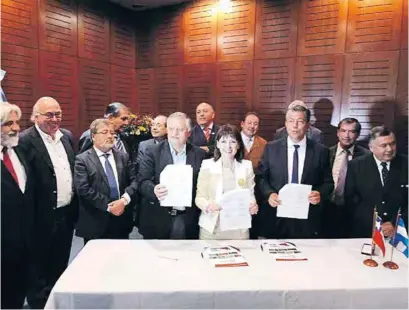  ??  ?? AUTORIDADE­S DE BIOBÍO y Neuquén encabezaro­n la ceremonia donde se firmó el acuerdo que constituye la primera Cámara binacional entre Neuquén y Biobío.