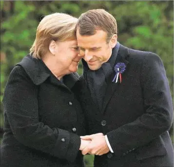  ??  ?? CORDIALES. Angela Merkel y Emmanuel Macron en una ceremonia definida por la emoción en Compiègne.